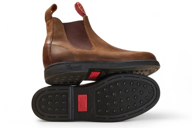 Botines Chelsea de piel marrón rústica Rossi 607 Booma Presentamos las botas Rossi 607 Booma, una fusión perfecta de estilo, durabilidad y rendimiento inigualable. Estas botas Chelsea, confeccionadas con cuero de grano completo marrón de primera calidad con un llamativo refuerzo burdeos, están diseñadas para satisfacer las demandas de entornos de trabajo difíciles y aventuras urbanas, al mismo tiempo que ofrecen una comodidad excepcional y una estética destacada. Características principales: Construcción de cuero de grano completo de primera calidad: hechas de cuero de grano completo marrón de alta calidad, estas botas brindan una durabilidad excepcional y un aspecto pulido y atemporal que supera a competidores como Blundstone. Llamativos refuerzos y lengüetas de tiro burdeos: los refuerzos elásticos burdeos vibrantes combinados con resistentes lengüetas de tiro no solo elevan el estilo, sino que también hacen que ponerse estas botas sea muy fácil. Suela Mud-Shed Tread: diseñada para exteriores, la innovadora suela Mud-Shed brinda un agarre y una comodidad excepcionales al tiempo que evita la acumulación de escombros, ideal para la agricultura, la jardinería, el paisajismo o cualquier terreno. Suela antideslizante certificada: diseñada para brindar estabilidad en superficies resbaladizas o irregulares, lo que garantiza la máxima seguridad en cualquier entorno, desde senderos fangosos hasta pisos pulidos. Resistencia al aceite y al ácido: con una suela que resiste al aceite y al ácido, estas botas son perfectamente adecuadas para trabajos exigentes en granjas, fábricas, cocinas y otros lugares de trabajo desafiantes. Interior forrado en cuero: el forro de cuero transpirable ofrece una comodidad superior, manteniendo sus pies frescos y sujetos durante largas horas de uso. La bota Chelsea Rossi Boots 607 Booma es más que un simple calzado: es una compañera versátil diseñada para los desafíos más difíciles de la vida y los momentos más elegantes. Desde los caminos de tierra del campo hasta las bulliciosas calles de la ciudad, estas botas brindan la combinación perfecta de funcionalidad resistente y sofisticación moderna. Con sus distintivos acentos burdeos, artesanía duradera y comodidad durante todo el día, la 607 Booma es la mejor opción para aquellos que exigen estilo y rendimiento en cada paso.