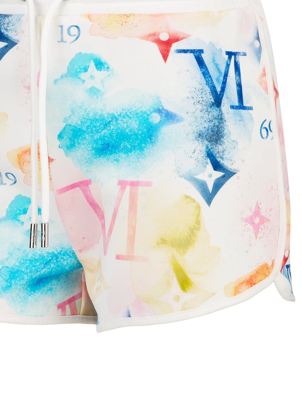 Moderne Shorts mit Farbverlauf und Allover-Print. Die weiche Baumwollmischung sorgt für hohen Tragekomfort – ideal für sommerliche Streetwear-Looks.