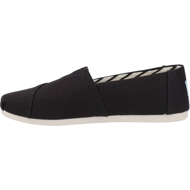 Our day one women's Alpargata slip-on is now designed with materials to bring maximum comfort to your day-to-day shoe. Step into these espadrilles in black recycled cotton canvas, and spark change with every stride.