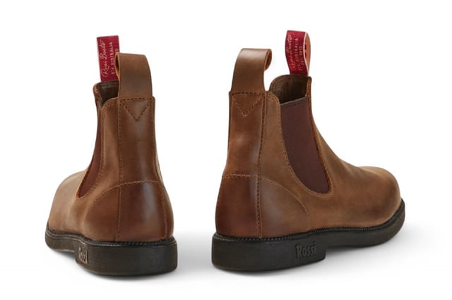 Botines Chelsea de piel marrón rústica Rossi 607 Booma Presentamos las botas Rossi 607 Booma, una fusión perfecta de estilo, durabilidad y rendimiento inigualable. Estas botas Chelsea, confeccionadas con cuero de grano completo marrón de primera calidad con un llamativo refuerzo burdeos, están diseñadas para satisfacer las demandas de entornos de trabajo difíciles y aventuras urbanas, al mismo tiempo que ofrecen una comodidad excepcional y una estética destacada. Características principales: Construcción de cuero de grano completo de primera calidad: hechas de cuero de grano completo marrón de alta calidad, estas botas brindan una durabilidad excepcional y un aspecto pulido y atemporal que supera a competidores como Blundstone. Llamativos refuerzos y lengüetas de tiro burdeos: los refuerzos elásticos burdeos vibrantes combinados con resistentes lengüetas de tiro no solo elevan el estilo, sino que también hacen que ponerse estas botas sea muy fácil. Suela Mud-Shed Tread: diseñada para exteriores, la innovadora suela Mud-Shed brinda un agarre y una comodidad excepcionales al tiempo que evita la acumulación de escombros, ideal para la agricultura, la jardinería, el paisajismo o cualquier terreno. Suela antideslizante certificada: diseñada para brindar estabilidad en superficies resbaladizas o irregulares, lo que garantiza la máxima seguridad en cualquier entorno, desde senderos fangosos hasta pisos pulidos. Resistencia al aceite y al ácido: con una suela que resiste al aceite y al ácido, estas botas son perfectamente adecuadas para trabajos exigentes en granjas, fábricas, cocinas y otros lugares de trabajo desafiantes. Interior forrado en cuero: el forro de cuero transpirable ofrece una comodidad superior, manteniendo sus pies frescos y sujetos durante largas horas de uso. La bota Chelsea Rossi Boots 607 Booma es más que un simple calzado: es una compañera versátil diseñada para los desafíos más difíciles de la vida y los momentos más elegantes. Desde los caminos de tierra del campo hasta las bulliciosas calles de la ciudad, estas botas brindan la combinación perfecta de funcionalidad resistente y sofisticación moderna. Con sus distintivos acentos burdeos, artesanía duradera y comodidad durante todo el día, la 607 Booma es la mejor opción para aquellos que exigen estilo y rendimiento en cada paso.