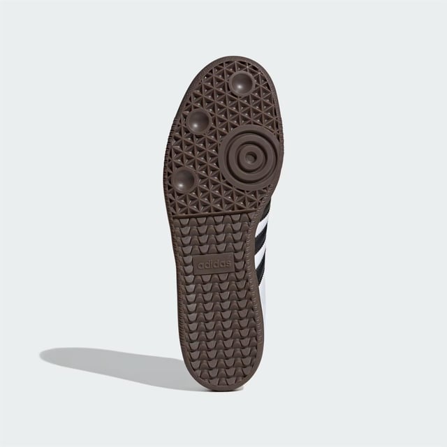 DE KLASSIEKE LOOK EN FEEL VAN DE AUTHENTIEKE SAMBA. Geboren op het voetbalveld, is de Samba een tijdloos icoon van streetstyle. Deze schoenen blijven trouw aan hun erfgoed met een zacht leren bovenwerk en suède overlays.
Details
Normale pasvorm
Vetersluiting
Volnerflederen bovenwerk met robuuste suède en goudfolie-details
Synthetische leren voering; Cupzool van rubber
Middenzool van rubber
Productkleur: Cloud White / Core Black / Clear Granite
Productcode: B75806
Highlights SUEDE T-NEUS ONTWERP: De authentieke Samba-look GETEXTUREERDE RUBBEREN CUPZOOL: Met draaipunt, geïnspireerd op voetbalerfgoed GOUDFOLIE OPDRUK: Metalen details met het opschrift "Samba"
adidas Sambas hebben een normale pasvorm, maar sommige mensen vinden ze iets aan de smalle kant. Heb je bredere voeten? Kies dan een halve maat groter voor wat meer ruimte