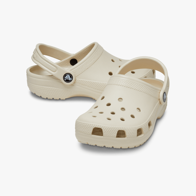 Crocs 206991-2Y2 KIDS CLASSIC Kinder Clogs Bone

Obermaterial: Croslite

Futtermaterial: Croslite

Sohlenmaterial: Croslite

Verschluss: Zum Hineinschlüpfen

Merkmale: Komfort, Leichtgewicht

Zehenform: Rund

Schuhbreite: Normal

Artikelgewicht: 0,8 KG

Absatzhöhe: Niedrig (2,5-4,9 cm)

Sandalendesign: Clog

Geschenkverpackt: Nein
Produktcode: 206991-2Y2