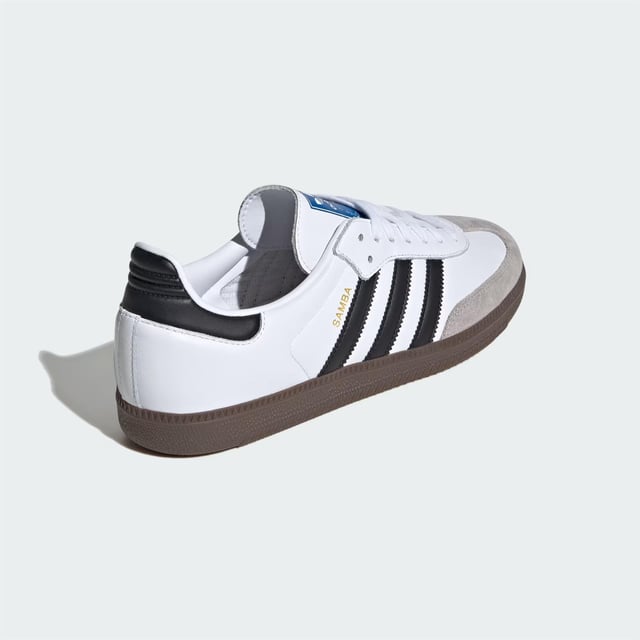 DE KLASSIEKE LOOK EN FEEL VAN DE AUTHENTIEKE SAMBA. Geboren op het voetbalveld, is de Samba een tijdloos icoon van streetstyle. Deze schoenen blijven trouw aan hun erfgoed met een zacht leren bovenwerk en suède overlays.
Details
Normale pasvorm
Vetersluiting
Volnerflederen bovenwerk met robuuste suède en goudfolie-details
Synthetische leren voering; Cupzool van rubber
Middenzool van rubber
Productkleur: Cloud White / Core Black / Clear Granite
Productcode: B75806
Highlights SUEDE T-NEUS ONTWERP: De authentieke Samba-look GETEXTUREERDE RUBBEREN CUPZOOL: Met draaipunt, geïnspireerd op voetbalerfgoed GOUDFOLIE OPDRUK: Metalen details met het opschrift "Samba"
adidas Sambas hebben een normale pasvorm, maar sommige mensen vinden ze iets aan de smalle kant. Heb je bredere voeten? Kies dan een halve maat groter voor wat meer ruimte