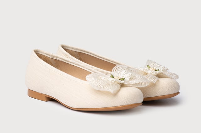 Hay momentos en la vida que son mágicos por sí solos. Elegantes y cómodos, zapato tipo bailarina con adorno Flor Encaje & Tul fabricado en lino. La parte interior está fabricada con textil antibacteriano, protector de punteras y talones, planta textil y suela de cuerolite antideslizante. Calzado diseñado y fabricado en España ideal para celebraciones.