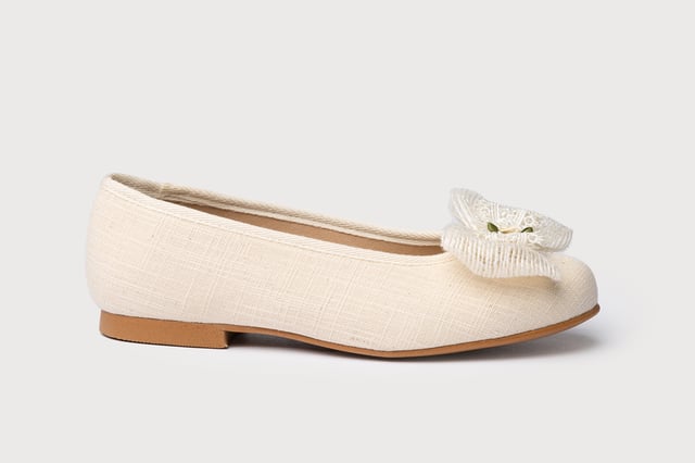 Hay momentos en la vida que son mágicos por sí solos. Elegantes y cómodos, zapato tipo bailarina con adorno Flor Encaje & Tul fabricado en lino. La parte interior está fabricada con textil antibacteriano, protector de punteras y talones, planta textil y suela de cuerolite antideslizante. Calzado diseñado y fabricado en España ideal para celebraciones.