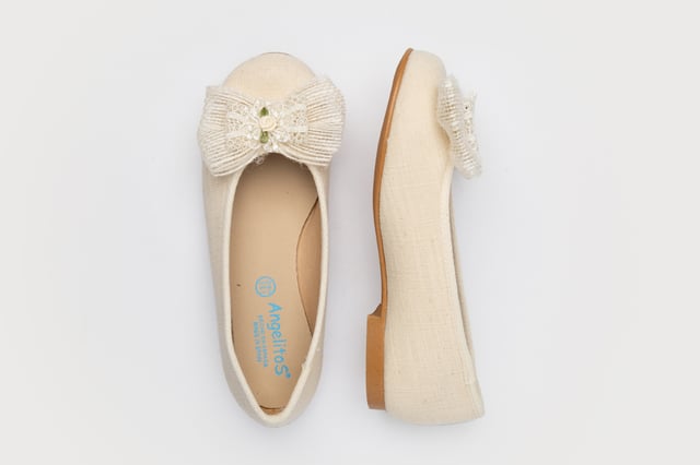 Hay momentos en la vida que son mágicos por sí solos. Elegantes y cómodos, zapato tipo bailarina con adorno Flor Encaje & Tul fabricado en lino. La parte interior está fabricada con textil antibacteriano, protector de punteras y talones, planta textil y suela de cuerolite antideslizante. Calzado diseñado y fabricado en España ideal para celebraciones.
