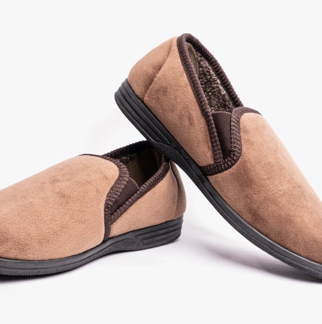 Jo & Joe JAKE Mens Full Slippers Brown Jo & Joe Jo & Joe JAKE Mens Full Slippers Brown
Upper Material: Synthetic
Lining Material: Warm Lined
Sole Material: Synthetic
Closure/Fastening: Slip-On
Features: Warm Lining
Toe Shape: Round
Shoe Width: Regular
Item Weight: 0.68 KG
Heel Height: Flat (Under 2.5cm)
Slipper Style: Full Slipper
Gift Boxed: No
Product Code: JAKE/BRN