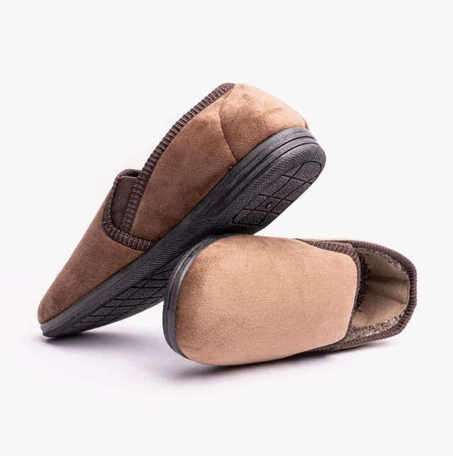 Jo & Joe JAKE Mens Full Slippers Brown Jo & Joe Jo & Joe JAKE Mens Full Slippers Brown
Upper Material: Synthetic
Lining Material: Warm Lined
Sole Material: Synthetic
Closure/Fastening: Slip-On
Features: Warm Lining
Toe Shape: Round
Shoe Width: Regular
Item Weight: 0.68 KG
Heel Height: Flat (Under 2.5cm)
Slipper Style: Full Slipper
Gift Boxed: No
Product Code: JAKE/BRN