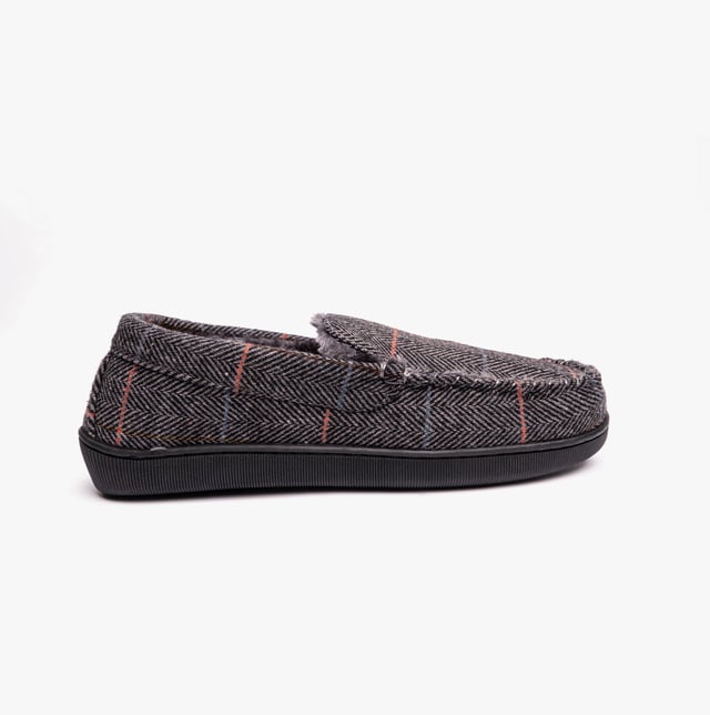 Dr Keller Dr Keller BURT Mens Full Slippers Grey

 Upper Material: Synthetic

Lining Material: Synthetic

Sole Material: Synthetic

Closure/Fastening: Slip-On

Features: Comfort,Warm Lining

Toe Shape: Round

Shoe Width: Relaxed

Item Weight: 1 KG

Heel Height: Flat (Under 2.5cm)

Shoe Shaft Height: Low Top

Slipper Style: Full Slipper

Gift Boxed: No
Product Code: B1109-GRY