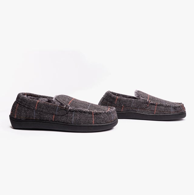 Dr Keller Dr Keller BURT Mens Full Slippers Grey

 Upper Material: Synthetic

Lining Material: Synthetic

Sole Material: Synthetic

Closure/Fastening: Slip-On

Features: Comfort,Warm Lining

Toe Shape: Round

Shoe Width: Relaxed

Item Weight: 1 KG

Heel Height: Flat (Under 2.5cm)

Shoe Shaft Height: Low Top

Slipper Style: Full Slipper

Gift Boxed: No
Product Code: B1109-GRY