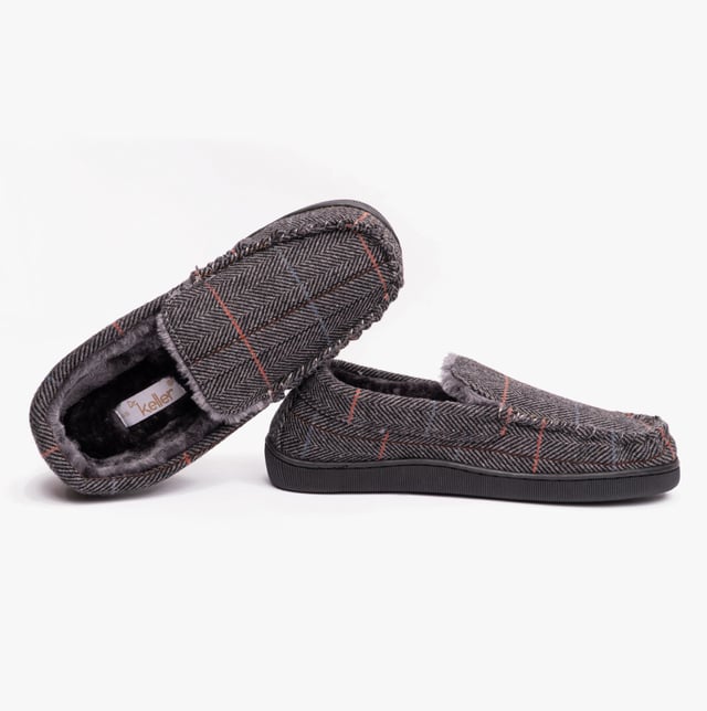 Dr Keller Dr Keller BURT Mens Full Slippers Grey

 Upper Material: Synthetic

Lining Material: Synthetic

Sole Material: Synthetic

Closure/Fastening: Slip-On

Features: Comfort,Warm Lining

Toe Shape: Round

Shoe Width: Relaxed

Item Weight: 1 KG

Heel Height: Flat (Under 2.5cm)

Shoe Shaft Height: Low Top

Slipper Style: Full Slipper

Gift Boxed: No
Product Code: B1109-GRY