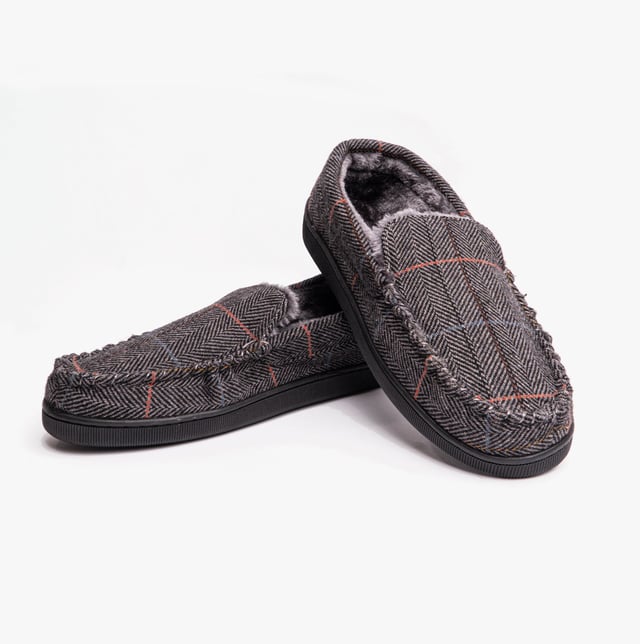 Dr Keller Dr Keller BURT Mens Full Slippers Grey

 Upper Material: Synthetic

Lining Material: Synthetic

Sole Material: Synthetic

Closure/Fastening: Slip-On

Features: Comfort,Warm Lining

Toe Shape: Round

Shoe Width: Relaxed

Item Weight: 1 KG

Heel Height: Flat (Under 2.5cm)

Shoe Shaft Height: Low Top

Slipper Style: Full Slipper

Gift Boxed: No
Product Code: B1109-GRY