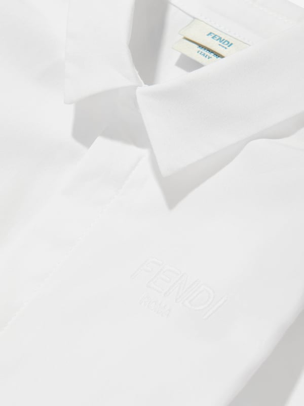 Discover the Fendi Kids' Baby Boys Short Poplin Romper in Navy, a luxurious addition to the young gentleman‚ wardrobe for AW2024. Made in Italy, this romper showcases meticulous craftsmanship and rich, vibrant blue poplin, ideal for stylish comfort. Here‚ why it‚ a season must-have:‚Exquisite Italian Craftsmanship: Tailored in Italy, ensuring top-notch quality and lasting elegance.‚Comfort Fit: Soft, breathable fabric for all-day comfort.‚Versatile Navy Hue: Perfect for any occasion, seamlessly blending with existing pieces.‚Fendi Charm: Embellished with subtle designer details that echo the iconic Fendi sophistication.Elevate his collection with this timeless romper today!