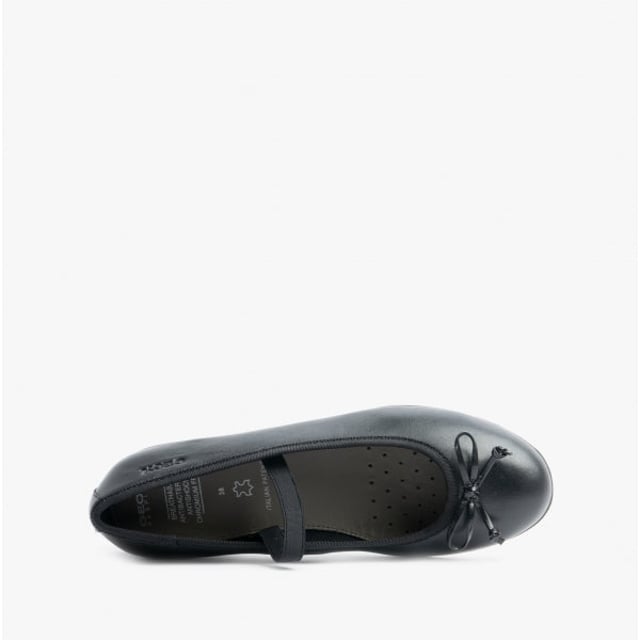 GEOX PLIE Girls School Shoes Smooth Black

 Upper Material: Leather

Lining Material: Leather

Sole Material: Rubber

Closure/Fastening: Slip-On

Features: Comfort,Breathable

Toe Shape: Round

Shoe Width: Regular

Item Weight: 0.4 KG

Heel Height: Flat (Under 2.5cm)

Shoe Shaft Height: Low Top

Shoe Style: School

Gift Boxed: No
Product Code: J3455B-00043-C9997