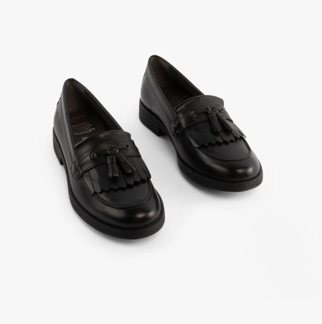 GEOX JR AGATA Girls Moccasin Tassel School Shoes Black

 Upper Material: Leather

Lining Material: Leather

Sole Material: Rubber

Closure/Fastening: Slip-On

Features: Breathable,Lightweight,Water Repellent

Toe Shape: Round

Shoe Width: Regular

Item Weight: 0.52 KG

Heel Height: Flat (Under 2.5cm)

Shoe Shaft Height: Low Top

Shoe Style: School

Gift Boxed: No
Product Code: J4449A-00043-C9999