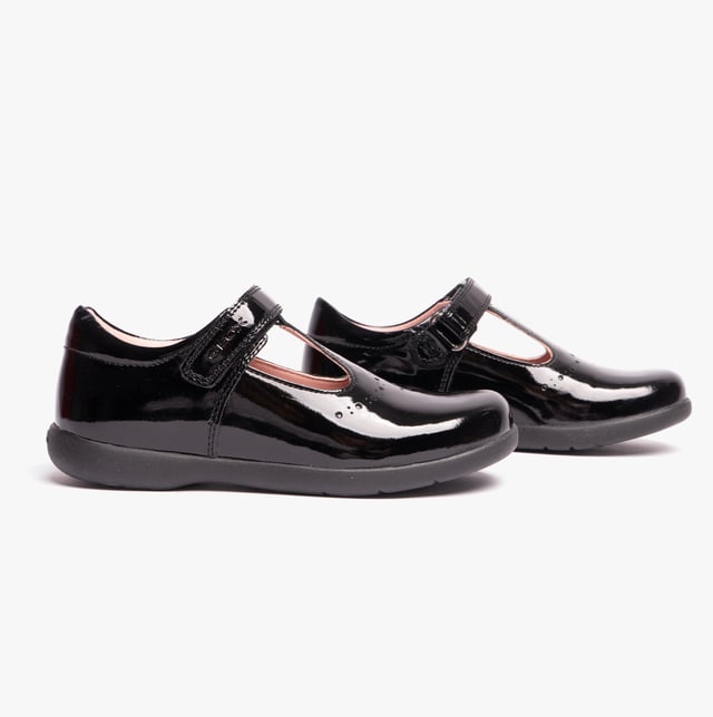GEOX NAIMARA G B Girls Leather Touch Fasten School Shoes Patent Black

 Upper Material: Patent Leather

Lining Material: Leather

Sole Material: Rubber

Closure/Fastening: Touch Fasten

Features: Adjustable

Toe Shape: Round

Shoe Width: Regular

Item Weight: 0.36 KG

Heel Height: Flat (Under 2.5cm)

Shoe Shaft Height: Low Top

Shoe Style: School

Gift Boxed: No
Product Code: J16FHB-00066-C9999