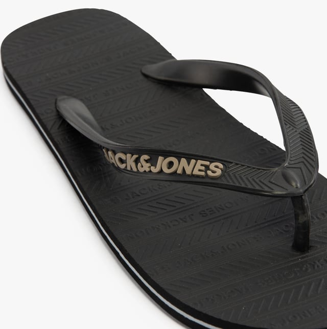 Jack &amp; Jones BASIC Mens Sliders Anthracite

 Upper Material: Rubber

Sole Material: Rubber

Closure/Fastening: Slip-On

Features: Comfort,Lightweight

Shoe Width: Regular

Item Weight: 1 KG

Heel Height: Flat (Under 2.5cm)

Sandal Style: Sandals

Gift Boxed: No
Product Code: 12230631-ANTHRCT