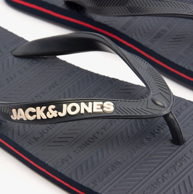 Jack &amp; Jones BASIC Mens Sliders Navy Blazer

 Upper Material: Rubber

Sole Material: Rubber

Closure/Fastening: Slip-On

Features: Comfort,Lightweight

Shoe Width: Regular

Item Weight: 1 KG

Heel Height: Flat (Under 2.5cm)

Sandal Style: Sandals

Gift Boxed: No
Product Code: 12230631-NVYBL