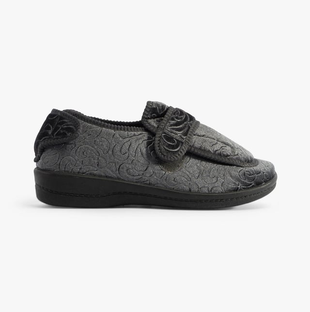 Jo &amp; Joe Jo &amp; Joe GRACE Womens Slippers Grey

 Upper Material: Textile

Lining Material: Textile

Sole Material: Rubber

Closure/Fastening: Touch Fasten

Features: Comfort

Toe Shape: Round

Shoe Width: Regular

Item Weight: 0.5 KG

Heel Height: Flat (Under 2.5cm)

Slipper Style: Full Slipper

Gift Boxed: No
Product Code: GRACE/GREY