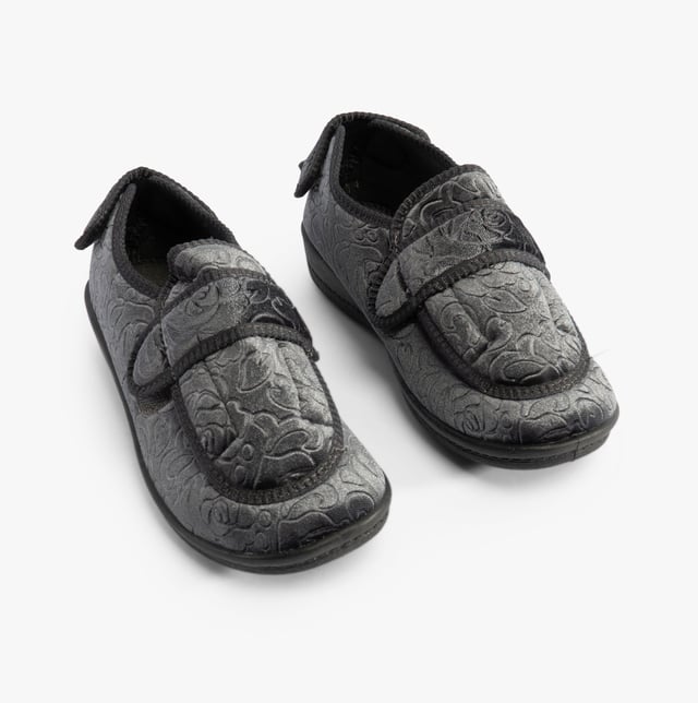 Jo &amp; Joe Jo &amp; Joe GRACE Womens Slippers Grey

 Upper Material: Textile

Lining Material: Textile

Sole Material: Rubber

Closure/Fastening: Touch Fasten

Features: Comfort

Toe Shape: Round

Shoe Width: Regular

Item Weight: 0.5 KG

Heel Height: Flat (Under 2.5cm)

Slipper Style: Full Slipper

Gift Boxed: No
Product Code: GRACE/GREY