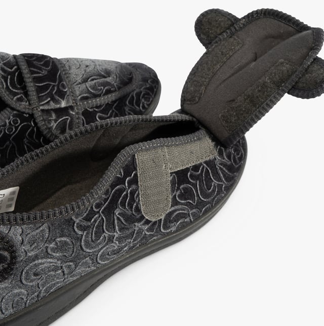 Jo &amp; Joe Jo &amp; Joe GRACE Womens Slippers Grey

 Upper Material: Textile

Lining Material: Textile

Sole Material: Rubber

Closure/Fastening: Touch Fasten

Features: Comfort

Toe Shape: Round

Shoe Width: Regular

Item Weight: 0.5 KG

Heel Height: Flat (Under 2.5cm)

Slipper Style: Full Slipper

Gift Boxed: No
Product Code: GRACE/GREY