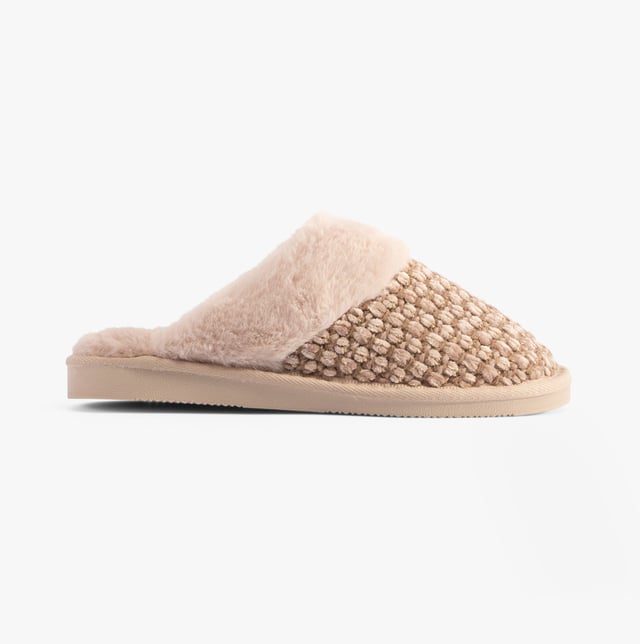 Jo &amp; Joe Jo &amp; Joe PERSIAN Womens Slippers Beige

 Upper Material: Textile

Lining Material: Faux Fur

Sole Material: Rubber

Closure/Fastening: Slip-On

Features: Comfort,Warm Lining

Toe Shape: Round

Shoe Width: Regular

Item Weight: 0.5 KG

Heel Height: Flat (Under 2.5cm)

Slipper Style: Mule

Gift Boxed: No
Product Code: PERSIAN/BEIGE