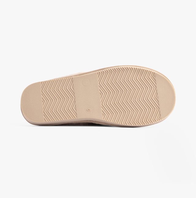 Jo &amp; Joe Jo &amp; Joe PERSIAN Womens Slippers Beige

 Upper Material: Textile

Lining Material: Faux Fur

Sole Material: Rubber

Closure/Fastening: Slip-On

Features: Comfort,Warm Lining

Toe Shape: Round

Shoe Width: Regular

Item Weight: 0.5 KG

Heel Height: Flat (Under 2.5cm)

Slipper Style: Mule

Gift Boxed: No
Product Code: PERSIAN/BEIGE