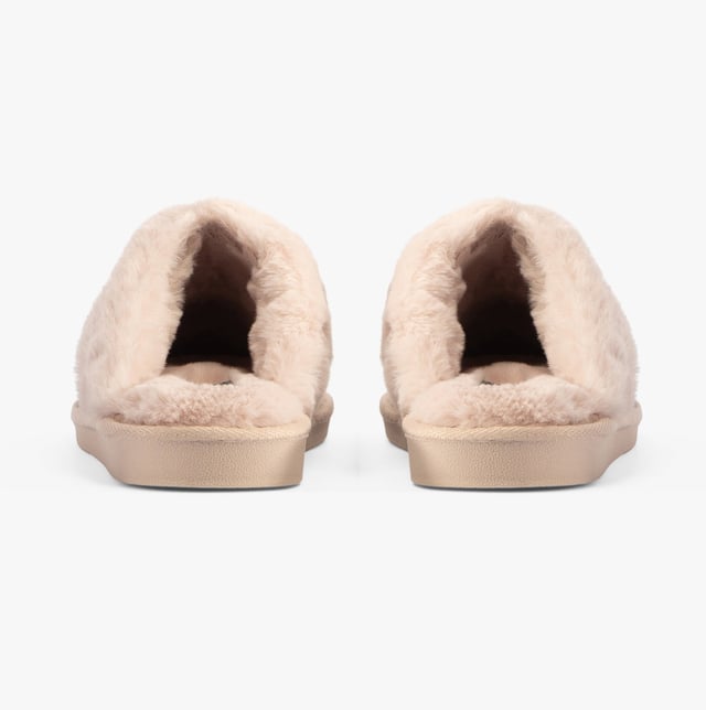 Jo &amp; Joe Jo &amp; Joe PERSIAN Womens Slippers Beige

 Upper Material: Textile

Lining Material: Faux Fur

Sole Material: Rubber

Closure/Fastening: Slip-On

Features: Comfort,Warm Lining

Toe Shape: Round

Shoe Width: Regular

Item Weight: 0.5 KG

Heel Height: Flat (Under 2.5cm)

Slipper Style: Mule

Gift Boxed: No
Product Code: PERSIAN/BEIGE