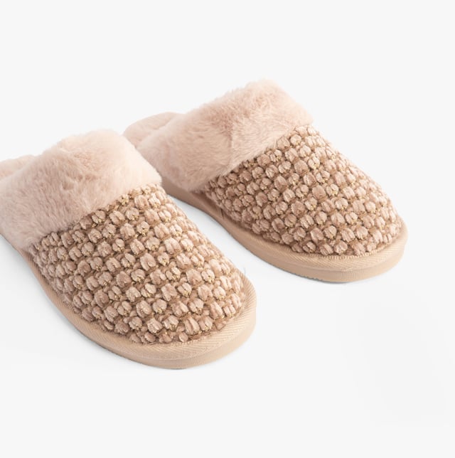 Jo &amp; Joe Jo &amp; Joe PERSIAN Womens Slippers Beige

 Upper Material: Textile

Lining Material: Faux Fur

Sole Material: Rubber

Closure/Fastening: Slip-On

Features: Comfort,Warm Lining

Toe Shape: Round

Shoe Width: Regular

Item Weight: 0.5 KG

Heel Height: Flat (Under 2.5cm)

Slipper Style: Mule

Gift Boxed: No
Product Code: PERSIAN/BEIGE