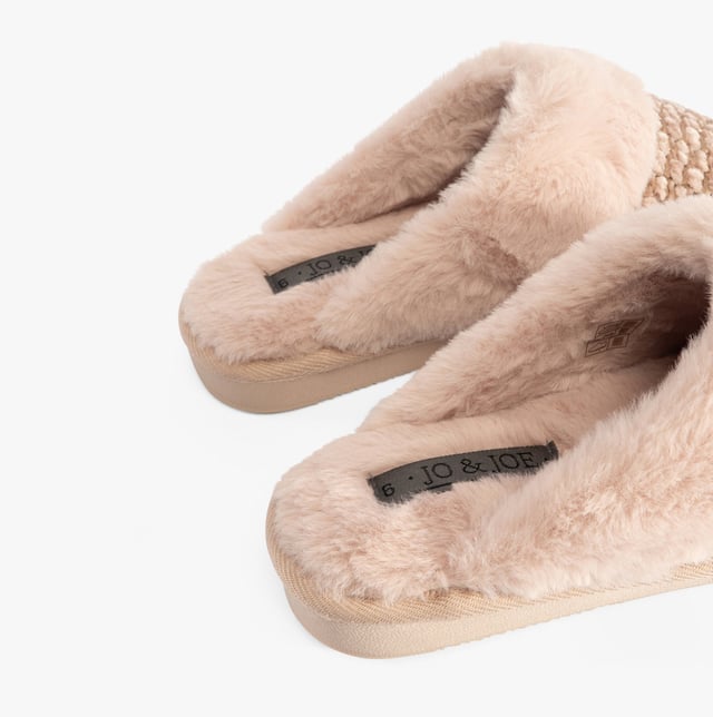 Jo &amp; Joe Jo &amp; Joe PERSIAN Womens Slippers Beige

 Upper Material: Textile

Lining Material: Faux Fur

Sole Material: Rubber

Closure/Fastening: Slip-On

Features: Comfort,Warm Lining

Toe Shape: Round

Shoe Width: Regular

Item Weight: 0.5 KG

Heel Height: Flat (Under 2.5cm)

Slipper Style: Mule

Gift Boxed: No
Product Code: PERSIAN/BEIGE