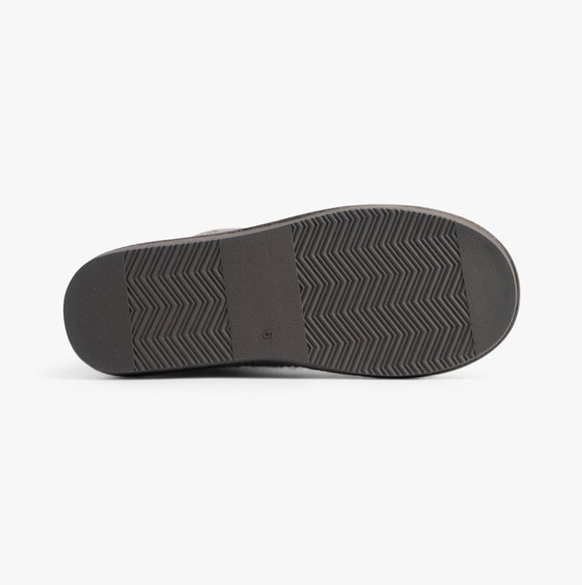 Jo &amp; Joe Jo &amp; Joe ROSANNA Womens Slippers Charcoal

 Upper Material: Textile

Lining Material: Faux Fur

Sole Material: Rubber

Closure/Fastening: Pull-On

Features: Comfort,Warm Lining

Toe Shape: Round

Shoe Width: Regular

Item Weight: 0.55 KG

Heel Height: Flat (Under 2.5cm)

Shoe Shaft Height: Ankle

Slipper Style: Slipper Boot

Gift Boxed: No
Product Code: ROSANNA/CHARCOAL