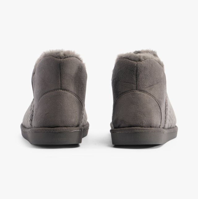 Jo &amp; Joe Jo &amp; Joe ROSANNA Womens Slippers Charcoal

 Upper Material: Textile

Lining Material: Faux Fur

Sole Material: Rubber

Closure/Fastening: Pull-On

Features: Comfort,Warm Lining

Toe Shape: Round

Shoe Width: Regular

Item Weight: 0.55 KG

Heel Height: Flat (Under 2.5cm)

Shoe Shaft Height: Ankle

Slipper Style: Slipper Boot

Gift Boxed: No
Product Code: ROSANNA/CHARCOAL
