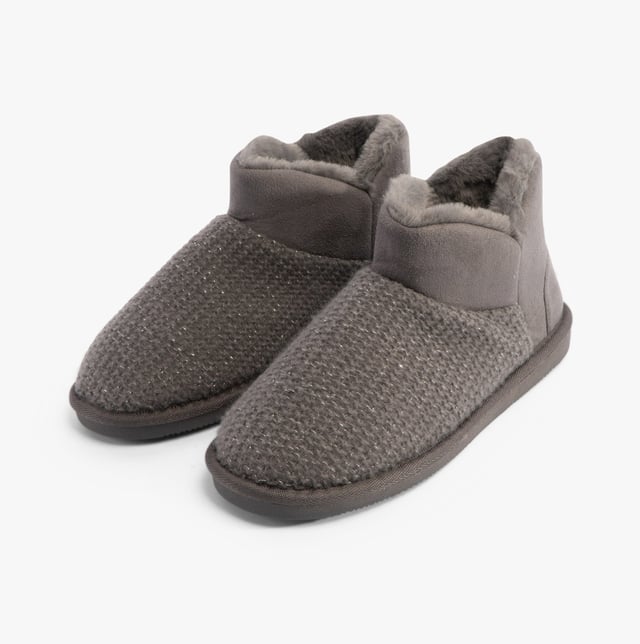 Jo &amp; Joe Jo &amp; Joe ROSANNA Womens Slippers Charcoal

 Upper Material: Textile

Lining Material: Faux Fur

Sole Material: Rubber

Closure/Fastening: Pull-On

Features: Comfort,Warm Lining

Toe Shape: Round

Shoe Width: Regular

Item Weight: 0.55 KG

Heel Height: Flat (Under 2.5cm)

Shoe Shaft Height: Ankle

Slipper Style: Slipper Boot

Gift Boxed: No
Product Code: ROSANNA/CHARCOAL