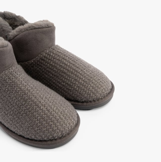 Jo &amp; Joe Jo &amp; Joe ROSANNA Womens Slippers Charcoal

 Upper Material: Textile

Lining Material: Faux Fur

Sole Material: Rubber

Closure/Fastening: Pull-On

Features: Comfort,Warm Lining

Toe Shape: Round

Shoe Width: Regular

Item Weight: 0.55 KG

Heel Height: Flat (Under 2.5cm)

Shoe Shaft Height: Ankle

Slipper Style: Slipper Boot

Gift Boxed: No
Product Code: ROSANNA/CHARCOAL