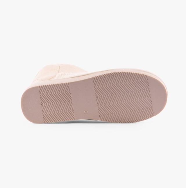 Jo &amp; Joe Jo &amp; Joe ROSANNA Womens Slippers Cream

 Upper Material: Textile

Lining Material: Faux Fur

Sole Material: Rubber

Closure/Fastening: Pull-On

Features: Comfort,Warm Lining

Toe Shape: Round

Shoe Width: Regular

Item Weight: 0.55 KG

Heel Height: Flat (Under 2.5cm)

Shoe Shaft Height: Ankle

Slipper Style: Slipper Boot

Gift Boxed: No
Product Code: ROSANNA/CREAM