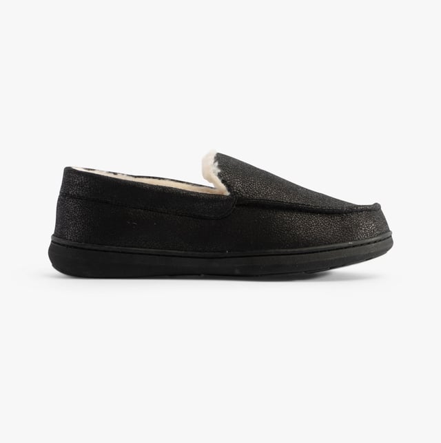 Jo &amp; Joe Jo &amp; Joe SPENCER Mens Slippers Black

 Upper Material: Textile

Lining Material: Faux Fur

Sole Material: Rubber

Closure/Fastening: Slip-On

Features: Comfort,Warm Lining

Toe Shape: Round

Shoe Width: Relaxed

Item Weight: 0.5 KG

Heel Height: Flat (Under 2.5cm)

Slipper Style: Full Slipper

Gift Boxed: No
Product Code: SPENCER/BLACK