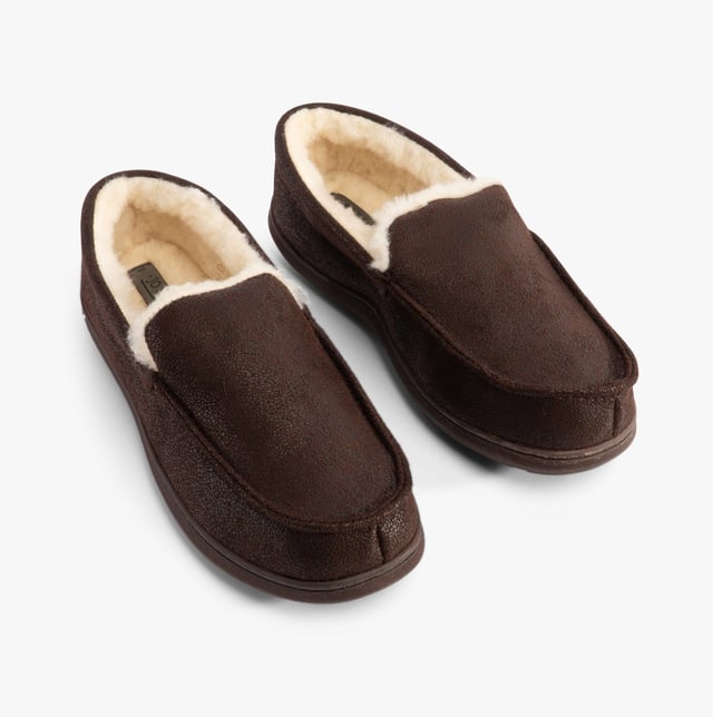 Jo &amp; Joe Jo &amp; Joe SPENCER Mens Slippers Brown

 Upper Material: Textile

Lining Material: Faux Fur

Sole Material: Rubber

Closure/Fastening: Slip-On

Features: Comfort,Warm Lining

Toe Shape: Round

Shoe Width: Relaxed

Item Weight: 0.5 KG

Heel Height: Flat (Under 2.5cm)

Slipper Style: Full Slipper

Gift Boxed: No
Product Code: SPENCER/BROWN