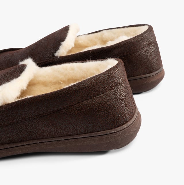 Jo &amp; Joe Jo &amp; Joe SPENCER Mens Slippers Brown

 Upper Material: Textile

Lining Material: Faux Fur

Sole Material: Rubber

Closure/Fastening: Slip-On

Features: Comfort,Warm Lining

Toe Shape: Round

Shoe Width: Relaxed

Item Weight: 0.5 KG

Heel Height: Flat (Under 2.5cm)

Slipper Style: Full Slipper

Gift Boxed: No
Product Code: SPENCER/BROWN