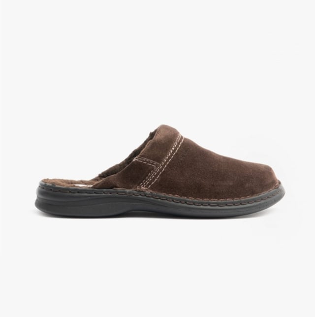 Nuestras zapatillas fabricadas con fina piel de becerro. Para los días fríos, las zapatillas por su cálido forro de felpa. El método de fabricación típico de nuestros zapatos es el cosido preciso a mano. Gracias al ancho de zapato G estas zapatillas ofrecen gran amplitud para los pies normales. El modelo Max 67 es el compañero perfecto para sus momentos de ocio.