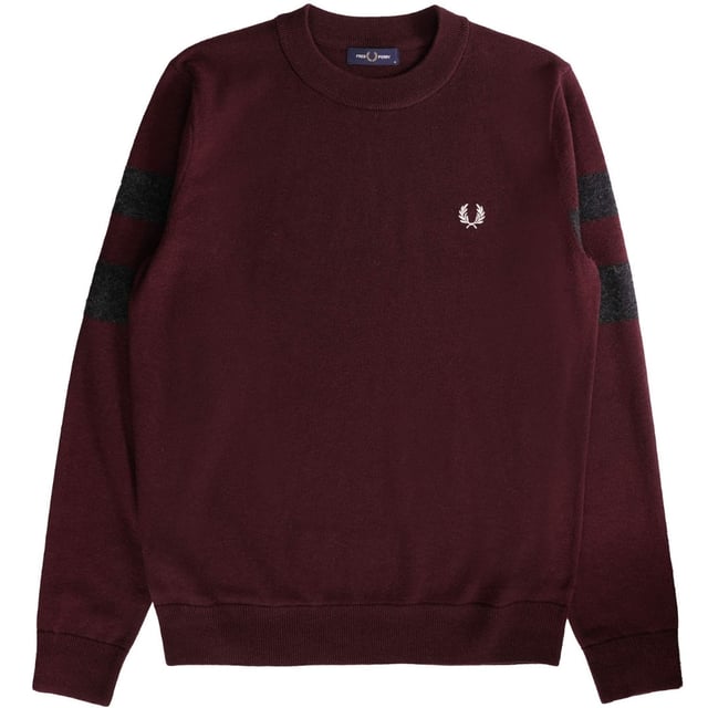 Fred Perry Rundhalspullover in Ochsenblutrot mit gekippten Ärmeln Roter Pullover von Fred Perry, 55 % Wolle, 45 % Baumwolle, elastische Taillen- und Ärmelenden, Rundhalsausschnitt, Logo auf der Brust, Ochsenblut-Pullover, Sweatshirt mit zwei Ärmeln