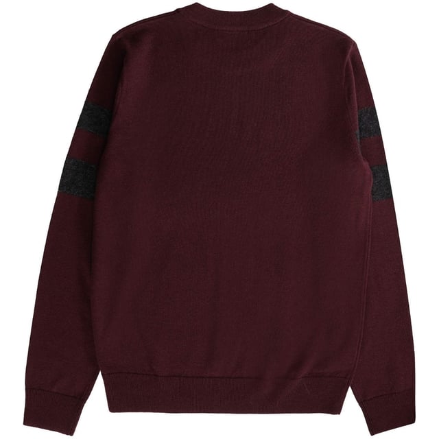 Fred Perry Rundhalspullover in Ochsenblutrot mit gekippten Ärmeln Roter Pullover von Fred Perry, 55 % Wolle, 45 % Baumwolle, elastische Taillen- und Ärmelenden, Rundhalsausschnitt, Logo auf der Brust, Ochsenblut-Pullover, Sweatshirt mit zwei Ärmeln