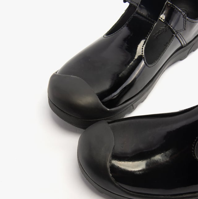 Kickers PLUNK MJ Junior Girls Shoes Black

 Upper Material: Leather

Lining Material: Textile

Sole Material: Rubber

Closure/Fastening: Touch Fasten

Features: Comfort

Toe Shape: Round

Shoe Width: Regular

Item Weight: 0.6 KG

Heel Height: Flat (Under 2.5cm)

Shoe Style: School

Gift Boxed: No
Product Code: 116227
