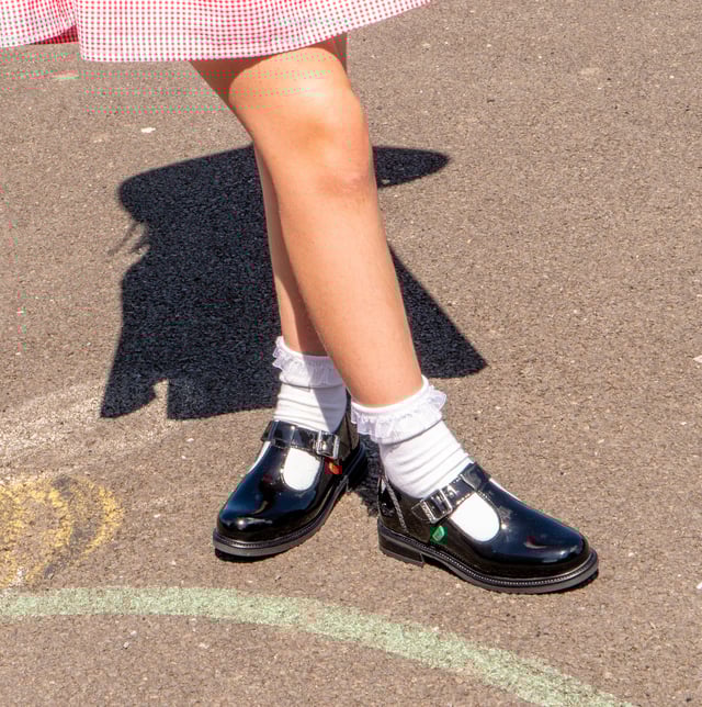 Kickers LACH T-BAR PATL JF Girls School Shoes Black

 Upper Material: Leather

Lining Material: Suede

Sole Material: TPR

Closure/Fastening: Buckle

Features: Buckle,Comfort,Slip Resistant

Toe Shape: Round

Shoe Width: Regular

Item Weight: 1 KG

Heel Height: Low (2.5-4.9cm)

Shoe Style: School
Product Code: 116228