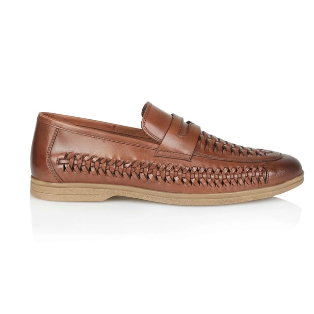 Silver Street London PERTH Mens Loafers Brown

 Upper Material: Leather

Lining Material: Textile

Sole Material: Rubber

Closure/Fastening: Slip-On

Features: Comfort

Toe Shape: Chisel/Almond

Shoe Width: Regular

Item Weight: 1.2 KG

Heel Height: Low (2.5-4.9cm)

Shoe Style: Loafer

Gift Boxed: No
Product Code: M825BR