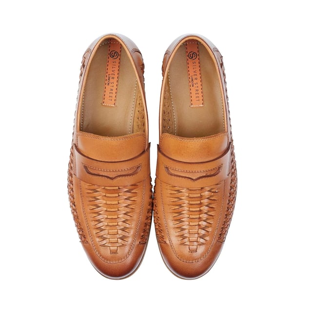 Silver Street London PERTH Mens Loafers Tan

 Upper Material: Leather

Lining Material: Textile

Sole Material: Rubber

Closure/Fastening: Slip-On

Features: Comfort

Toe Shape: Chisel/Almond

Shoe Width: Regular

Item Weight: 1.2 KG

Heel Height: Low (2.5-4.9cm)

Shoe Style: Loafer

Gift Boxed: No
Product Code: M826TN