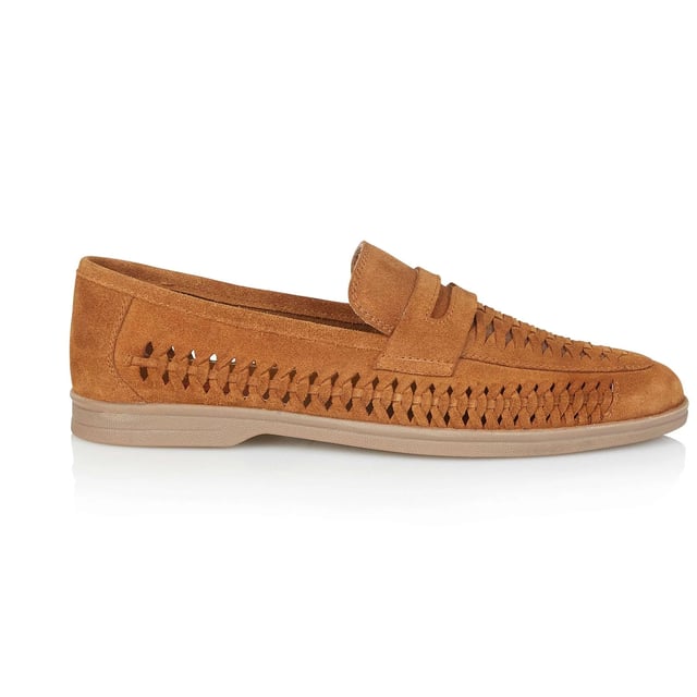 Silver Street London PERTH Mens Loafers Tan

 Upper Material: Suede

Lining Material: Textile

Sole Material: Rubber

Closure/Fastening: Slip-On

Features: Comfort

Toe Shape: Chisel/Almond

Shoe Width: Regular

Item Weight: 1.2 KG

Heel Height: Low (2.5-4.9cm)

Shoe Style: Loafer

Gift Boxed: No
Product Code: M828TN