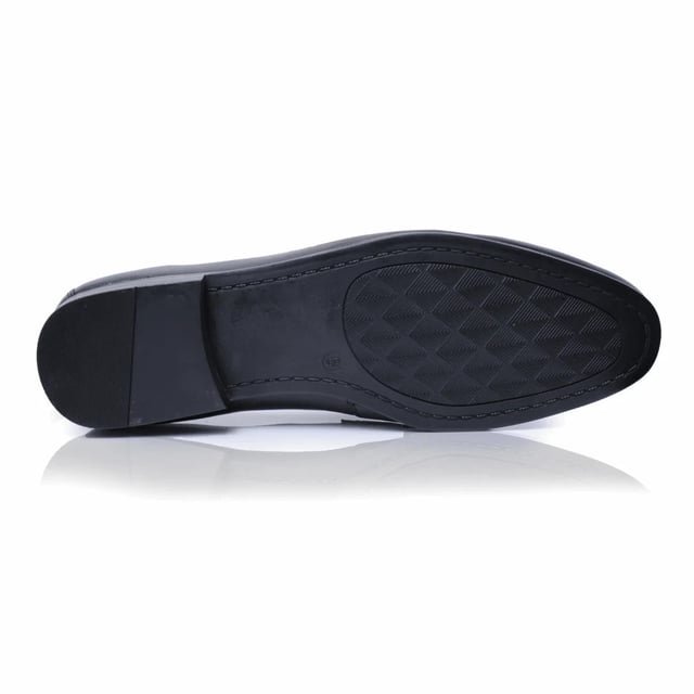 Silver Street London RICHMOND Mens Loafers Black

 Upper Material: Leather

Lining Material: Textile

Sole Material: Rubber

Closure/Fastening: Slip-On

Features: Comfort

Toe Shape: Chisel/Almond

Shoe Width: Regular

Item Weight: 1.2 KG

Heel Height: Low (2.5-4.9cm)

Shoe Style: Loafer

Gift Boxed: No
Product Code: Q131BK