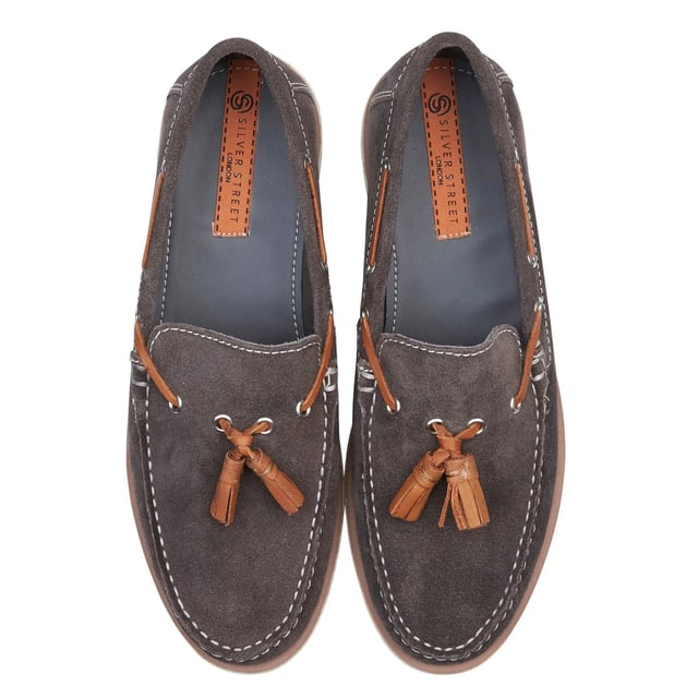 Silver Street London MILFORD Mens Loafers Grey

 Upper Material: Suede

Lining Material: Textile

Sole Material: Rubber

Closure/Fastening: Slip-On

Features: Comfort

Toe Shape: Round

Shoe Width: Regular

Item Weight: 1.2 KG

Heel Height: Low (2.5-4.9cm)

Shoe Shaft Height: Low Top

Shoe Style: Loafer

Gift Boxed: No
Product Code: Q345GR