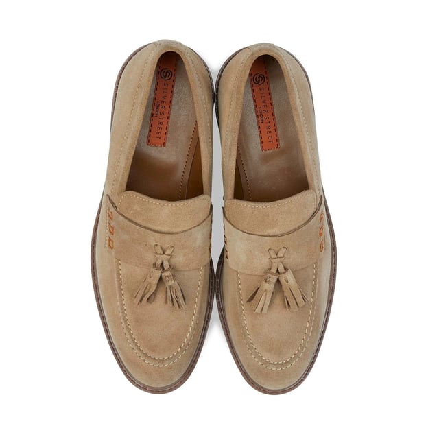 Silver Street London CHARLESTON Mens Loafers Beige

 Upper Material: Suede

Lining Material: Textile

Sole Material: Rubber

Closure/Fastening: Slip-On

Features: Comfort

Toe Shape: Chisel/Almond

Shoe Width: Regular

Item Weight: 1.2 KG

Heel Height: Low (2.5-4.9cm)

Shoe Style: Loafer

Gift Boxed: No
Product Code: Q347SN
