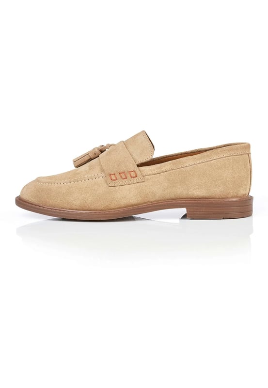 Silver Street London CHARLESTON Mens Loafers Beige

 Upper Material: Suede

Lining Material: Textile

Sole Material: Rubber

Closure/Fastening: Slip-On

Features: Comfort

Toe Shape: Chisel/Almond

Shoe Width: Regular

Item Weight: 1.2 KG

Heel Height: Low (2.5-4.9cm)

Shoe Style: Loafer

Gift Boxed: No
Product Code: Q347SN